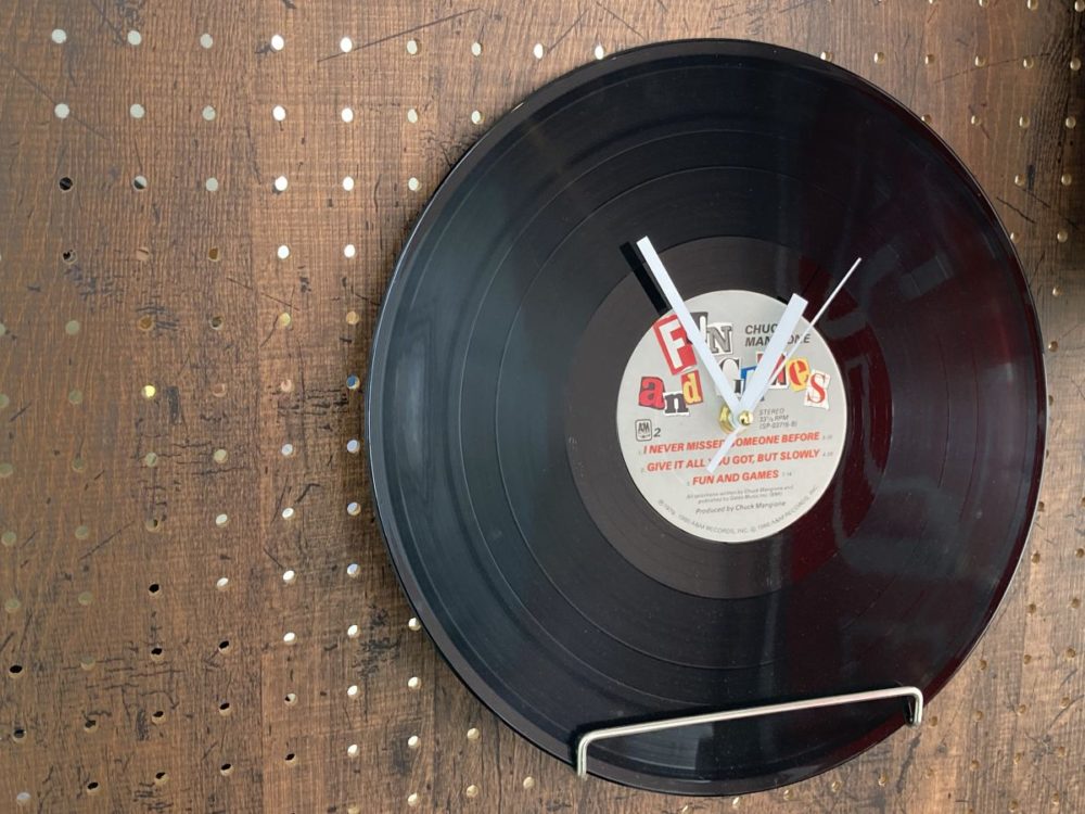 レコード買取レコちゃんカンパニー｜レコード盤のリユース例。レコード時計の写真。
